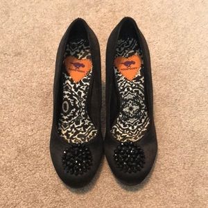 Black heel with sparkly accent! Great condition!